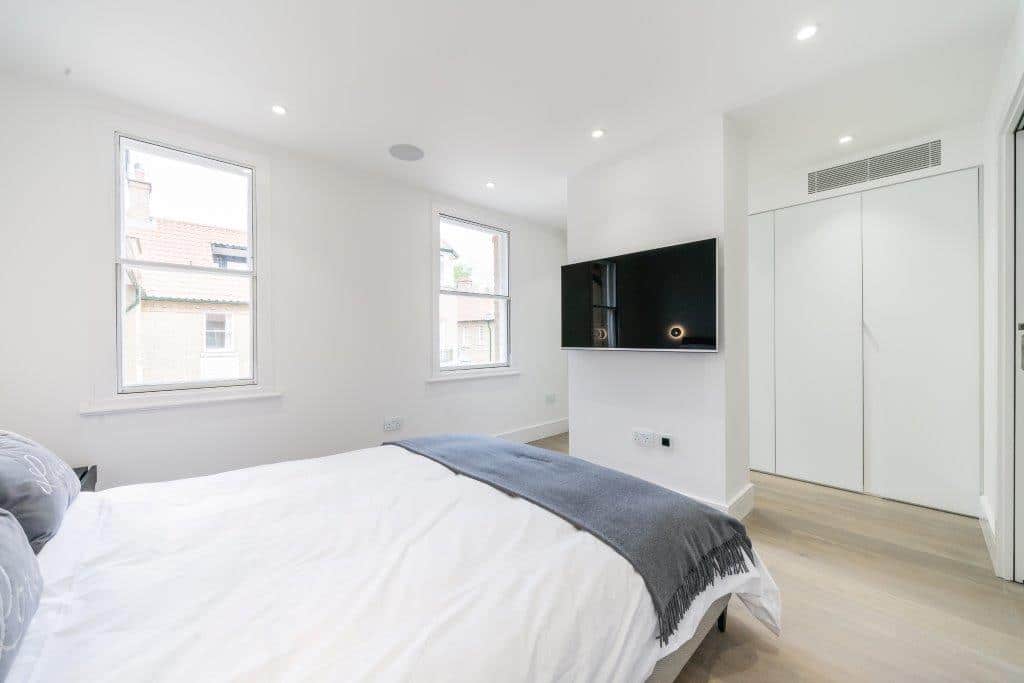 Can air conditioning improve indoor air quality?